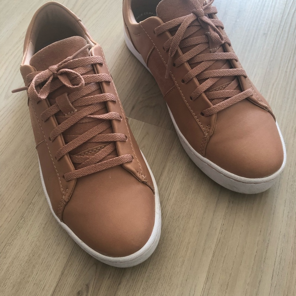Clarks Women sneakers size 9.5 blush